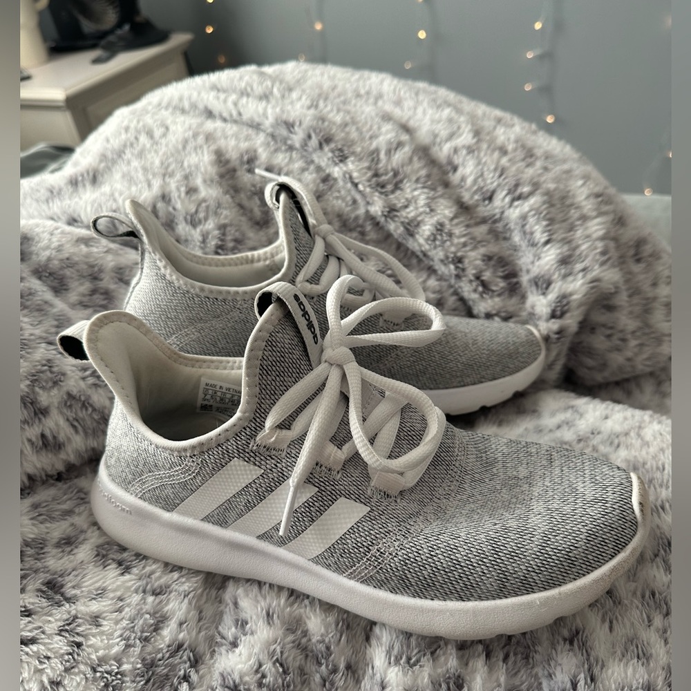 size 7 adidas tennis shoes